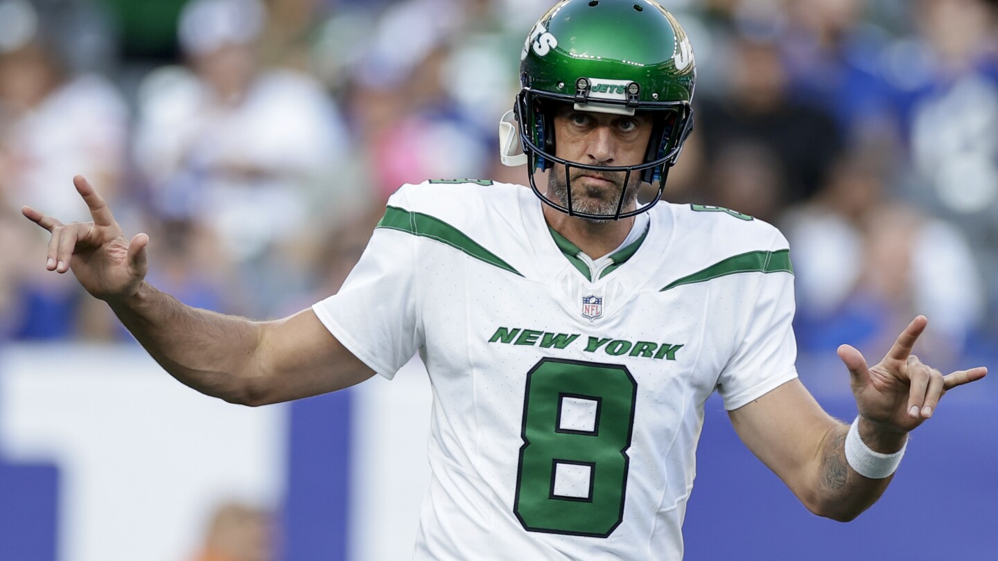 Aaron Rodgers throws a TD pass in his brief preseason debut as
